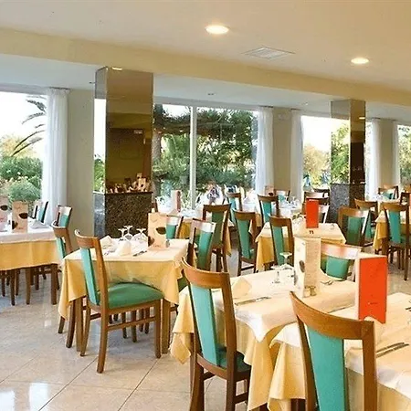 卡斯特尔皇家环球酒店 酒店 4*